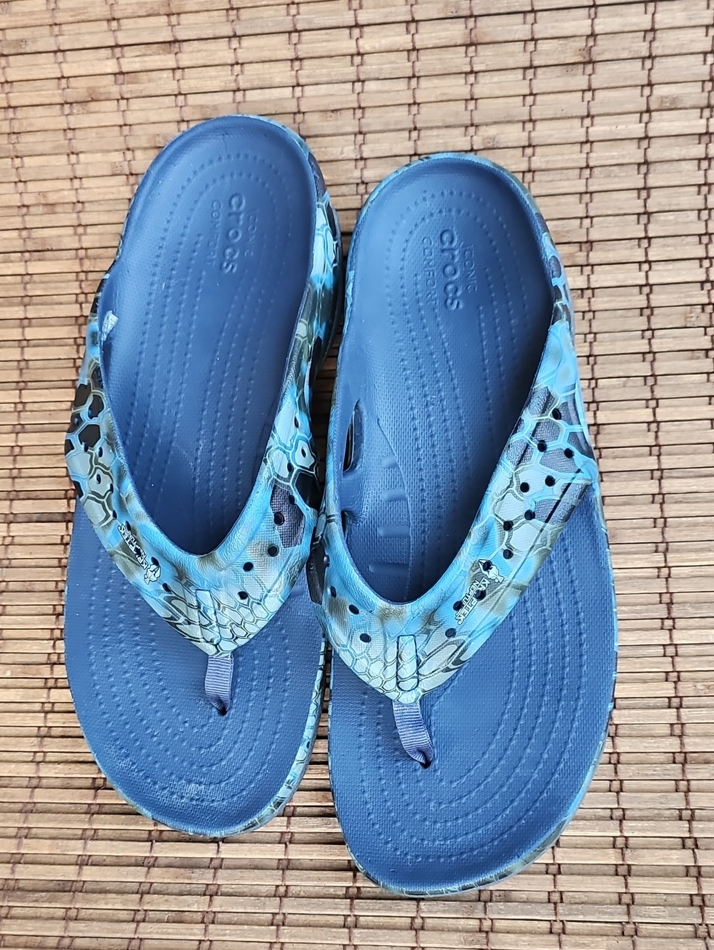 CROCS Men's Blue Patterned Flip-Flops Sandal Breathable Aqua Accents AJ